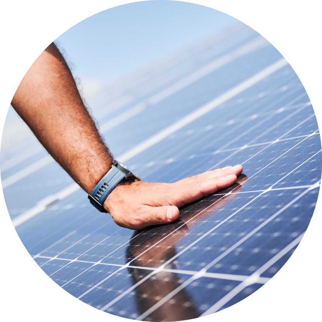 Mão encostando em um painel solar